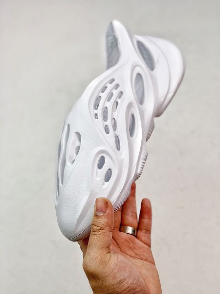 Adidas Yeezy Foam Runner 2020新款 情侶款透氣洞洞鞋