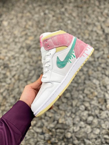 Nike Air Jordan 1 Mid 2021新款 喬丹1代文化女款籃球鞋 帶半碼