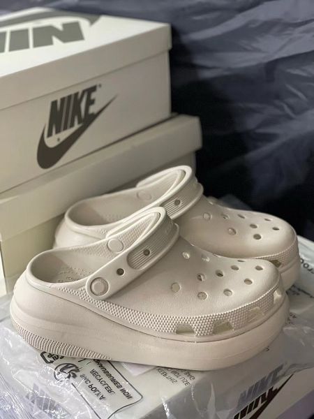 卡駱馳Crocs Classic Clog 卡駱馳熱賣系列 2024男女款休閒沙灘洞洞拖鞋涼鞋 卡駱馳Crocs Classic Clog 卡駱馳熱賣系列 2024男女款休閒沙灘洞洞拖鞋涼鞋