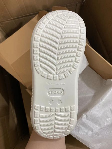 Crocs Classic Clog 卡駱馳休閒沙灘洞洞鞋拖鞋涼鞋泡芙鞋 白色女鞋 Crocs Classic Clog 卡駱馳休閒沙灘洞洞鞋拖鞋涼鞋泡芙鞋 白色女鞋
